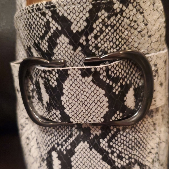 Naturalizer Women's Black and White Loafers. Size 9.5 - Picture 5 of 7